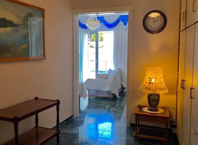 Blu Blu With Castle View Корони